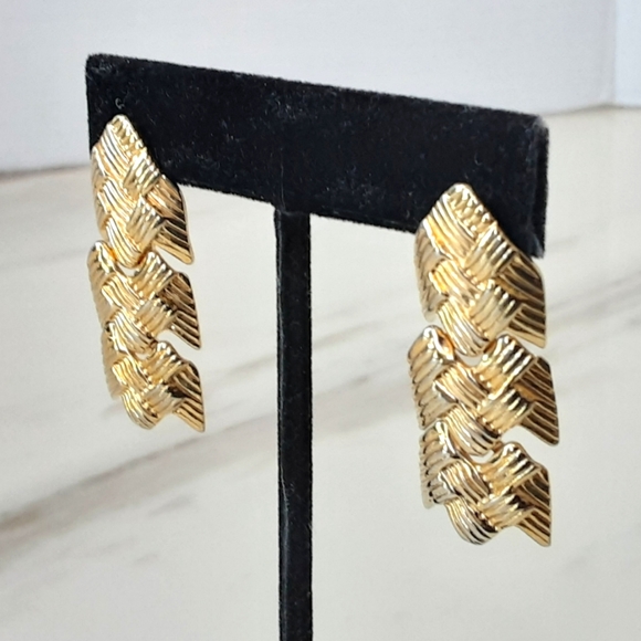 Arrow Textured Ribbed Gold Plate Articulate Dangle Pierced Earring 1.5" - Vtg - Picture 4 of 7